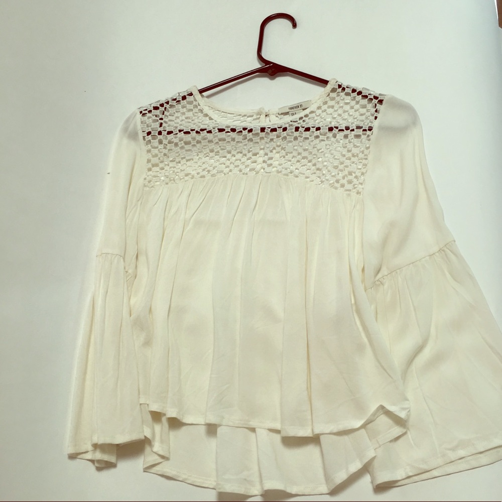 New white top w flutter sleeves sz S